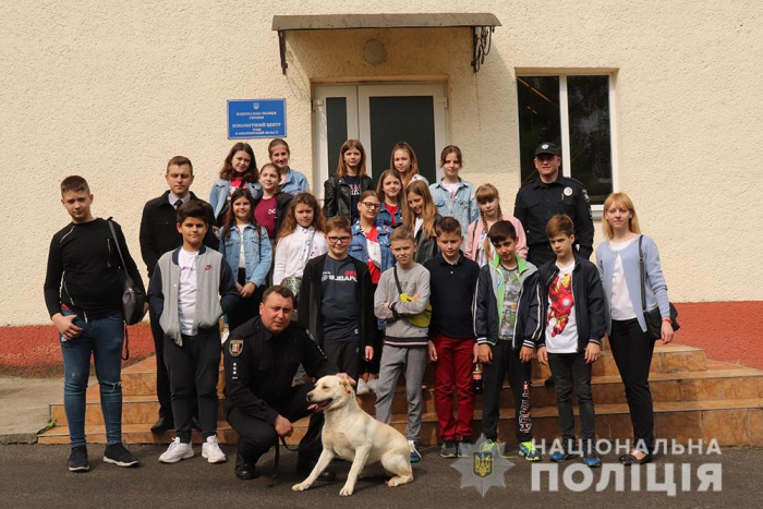 Ужгородські школярі побували в кінологічному центрі поліції – купа вражень (ФОТО)