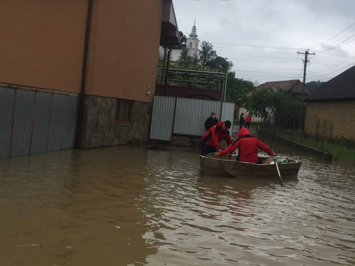 Негода на Закарпатті: підтоплені 46 будинків, тисячі гектарів землі вже під водою!