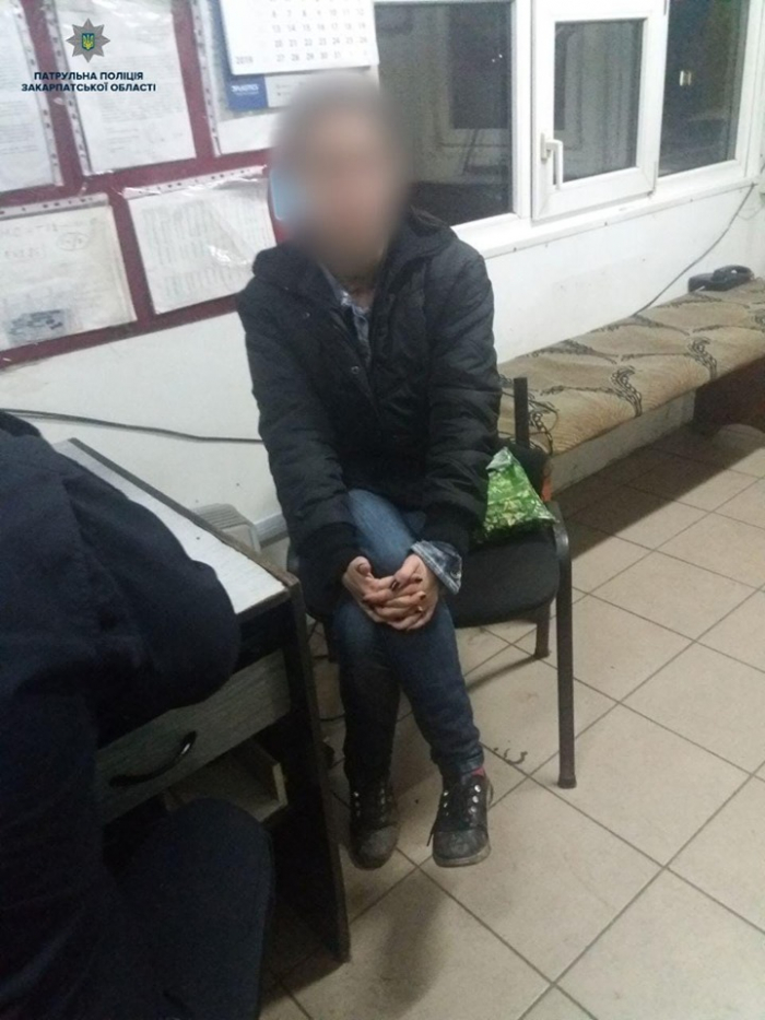 Закарпатські копи затримали авто, у якому незаконно намагались перевезти за кордон жінку 