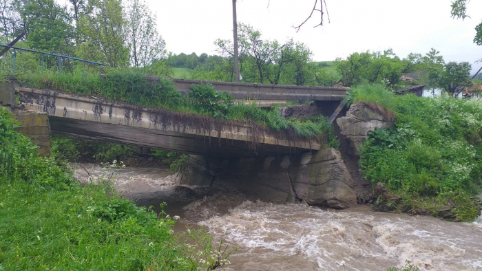На Воловеччині паводкова хвиля обвалила міст через Латорицю (ФОТО)