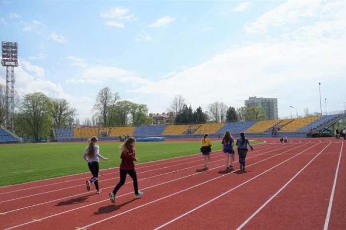 "Бігатиму вже після свят": доступ на бігові доріжки стадіону Авангард в Ужгороді відкритий щоранку для всіх бажаючих
