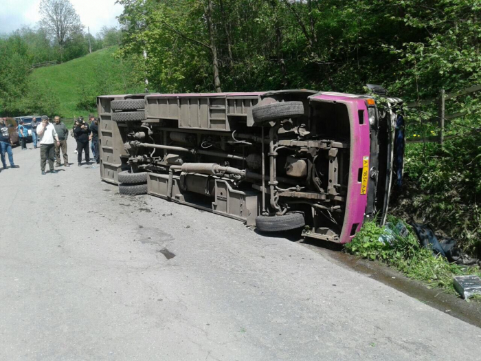 На Рахівщині перекинувся рейсовий автобус: за попередніми даними, постраждало четверо пасажирів, один із котрих загинув 
