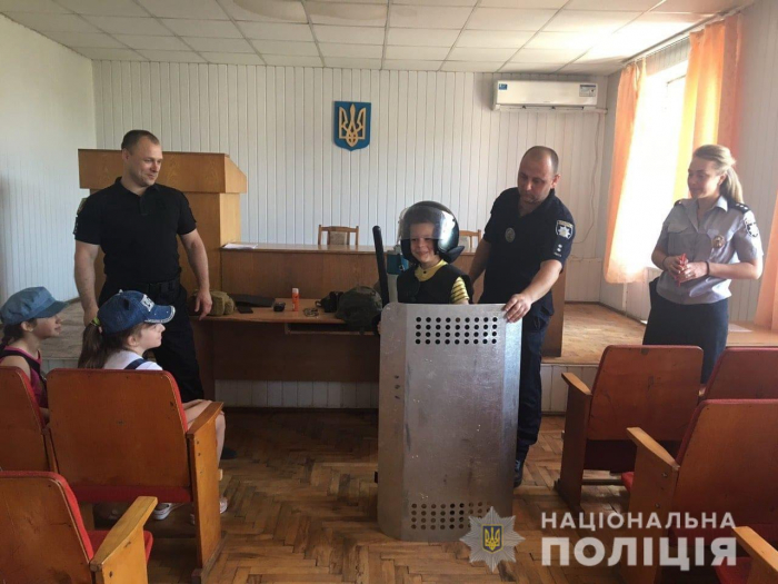 «За_check_in_ся з копом!»: закарпатські правоохоронці долучилися до всеукраїнського флешмобу