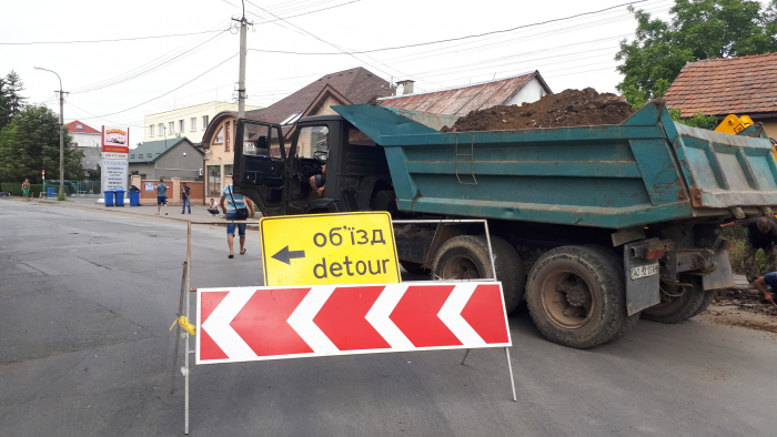 До уваги водіїв: рух вулицею Капушанська в Ужгороді обмежений