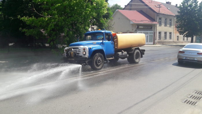 Спека "вигнала" поливальні машини на вулиці Ужгорода (ФОТОФАКТ)