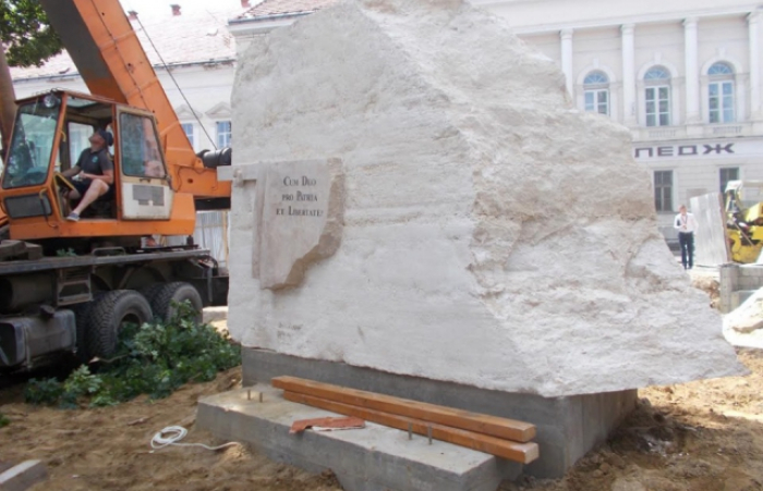 У центрі Берегова поставлять кінний пам’ятник Ференцу Ракоці ІІ – 20-тонний постамент вже привезли з Угорщини