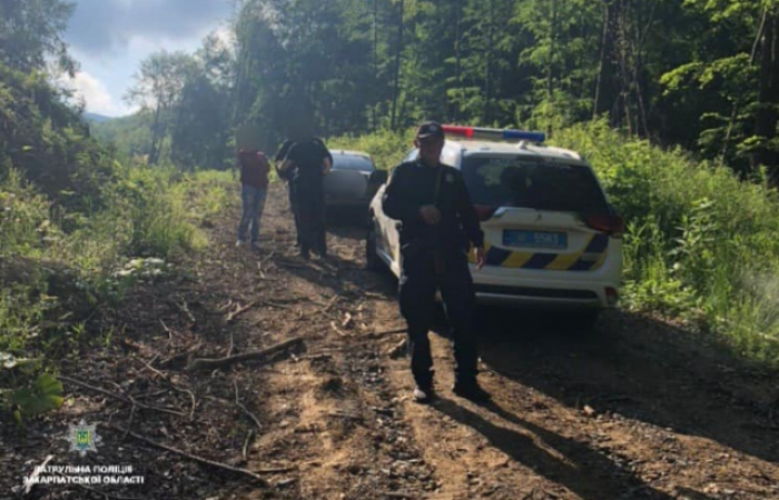 Поліцейська гонитва на Воловеччині: водія на "Шкоді" з 2 кг наркотиків затримали в лісі (ФОТО)