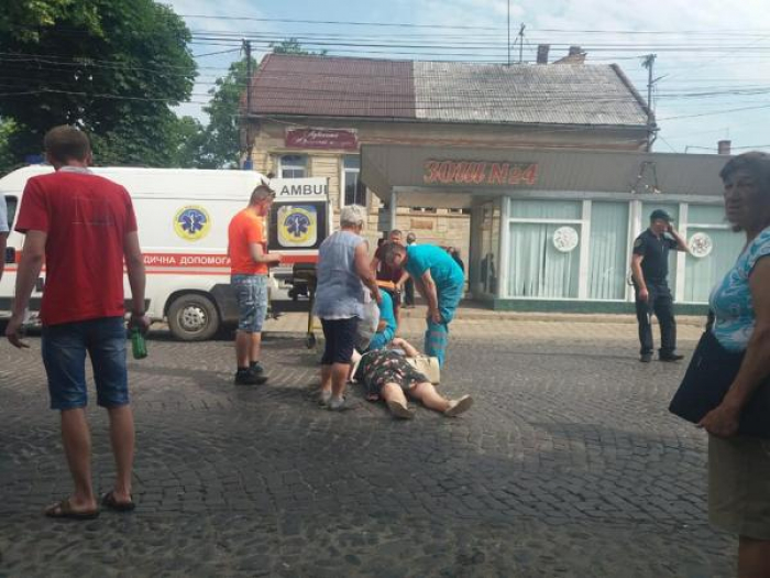 ДТП у центрі Мукачева: автівка збила літню жінку