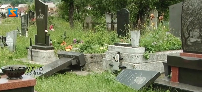 На Тячівщині невідомі вночі знищили на місцевому кладовищі близько 40 надгробних пам’ятників (ВІДЕО)