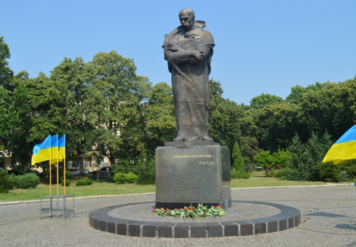 В Ужгороді урочисто відзначили День Конституції та річницю входження Закарпаття до складу України
