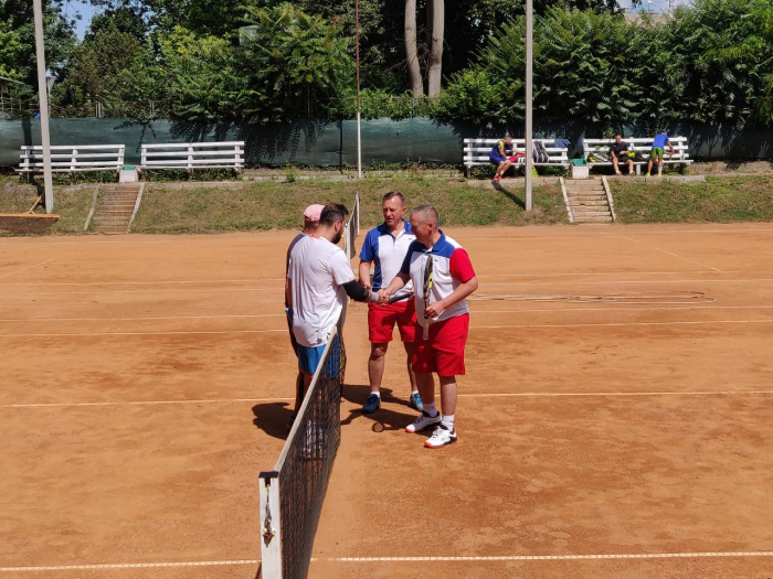 Парний тенісний турнір серед ветеранів та аматорів стартував в Ужгороді