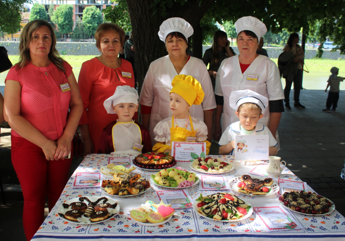 Кухарі ужгородських дитсадків змагалися на фестивалі «Ням-ням фест»