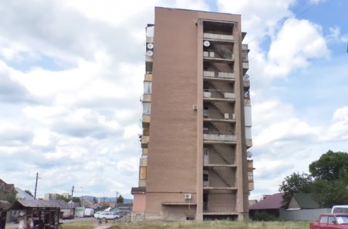 Трагедія в Ужгороді: із 9 поверху випав чоловік 