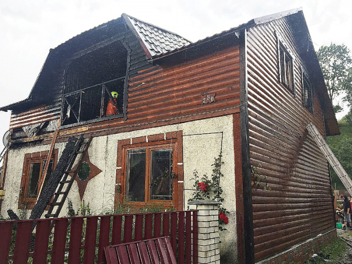 На Рахівщині вогнеборці ледь врятували дерев’яний будинок від знищення вогнем (ФОТО)