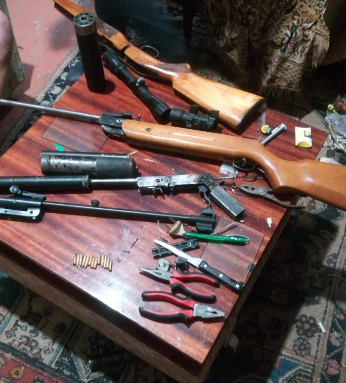 Арсенал зброї та наркотики знайшла поліція в помешканні жителя Берегова