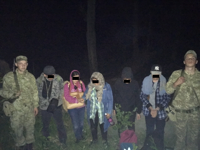 Четверо нелегалів та провідника затримали прикордонники біля Ужгорода