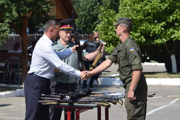 Бійцям Національної гвардії, які долучаються до охорони безпеки Ужгорода, вручили зброю