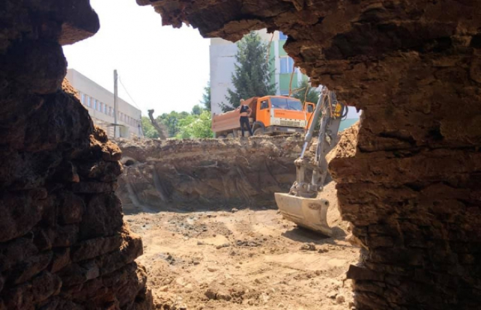 Знайдено старовинний підвал в Ужгороді – роботи на будівництві тимчасово призупинено