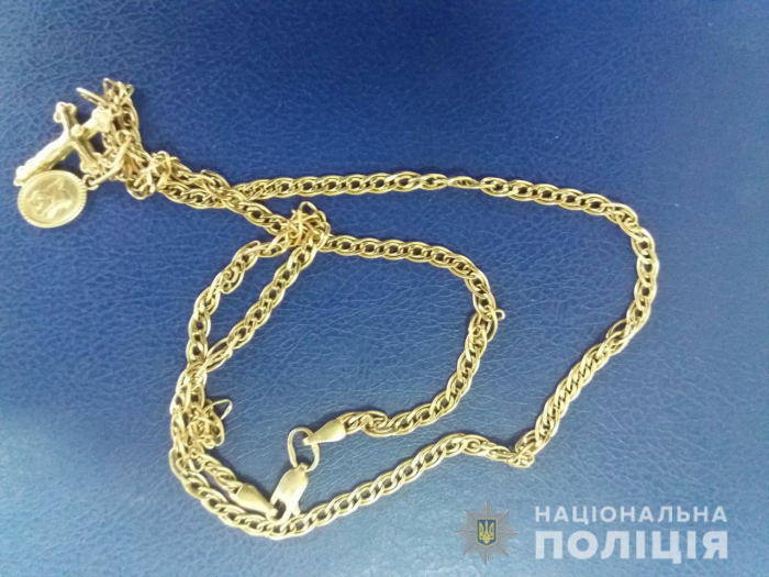 Ужгородські копи оперативно розшукали грабіжника, який зірвав золотий ланцюжок з пенсіонерки