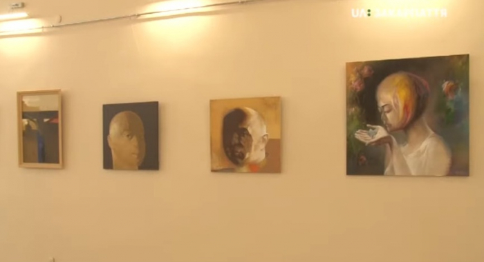 Виставку картин «Ноктюрн на трьох мольбертах» відкрили в Ужгороді