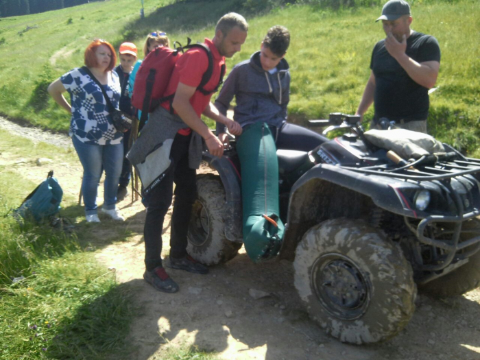 Закарпатські гірські рятувальники надали допомогу травмованому туристу