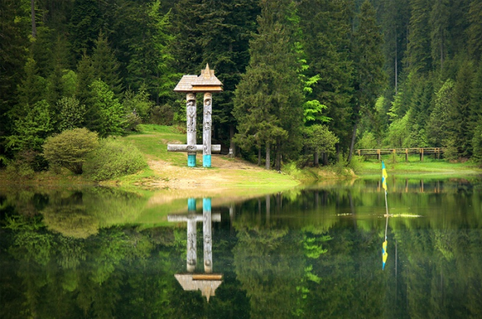 Побачити красу: на озері Синевир – пік туристичного сезону