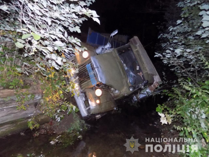 Смертельна ДТП на Міжгірщині: вантажівка зірвалась в річку (ФОТО)