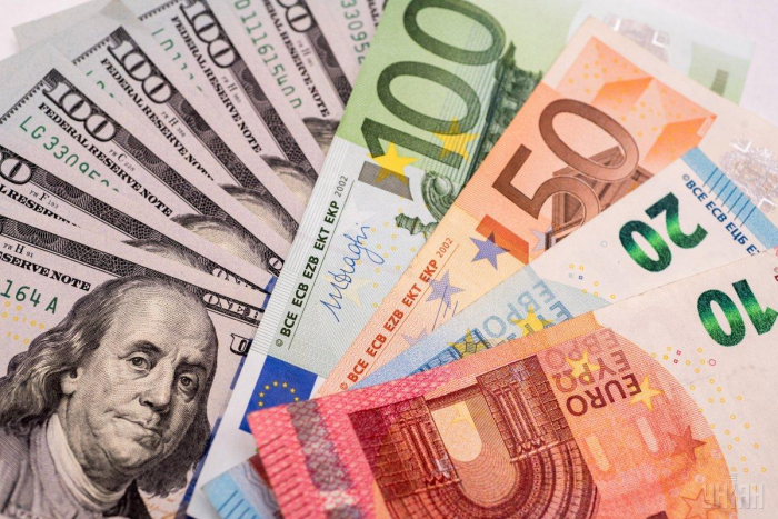 Що відбувається з доларом і євро, і на що очікувати далі?