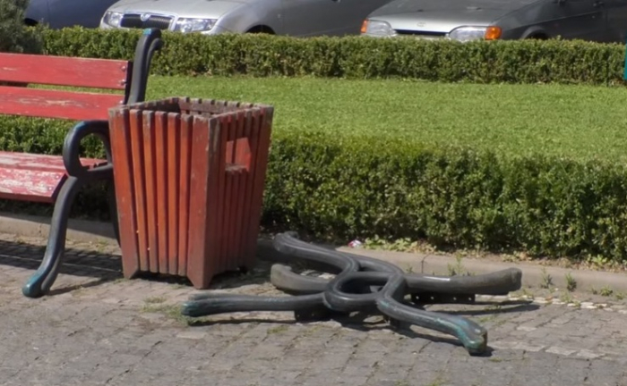 Не вандали: десяток дерев’яних лавиць з площі Народної в Ужгороді забрали на реставрацію