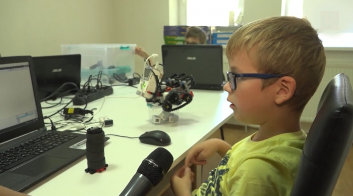 Програмують і збирають роботів: креативний дитячий табір діє в Ужгороді