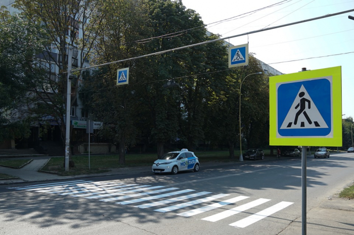 В Ужгороді оновлюють пішохідні переходи біля дитсадків та шкіл