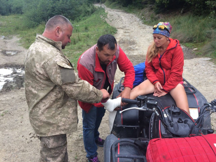 Травмованій в горах туристці з Київщини допомагали закарпатські рятувальники
