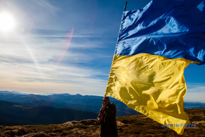 Патріотична традиція піднімати прапор на Говерлі перетворюється на загрозу для найвищої гори країни