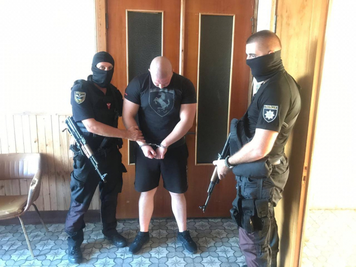У помешканнях двох жителів Мукачева копи знайшли небезпечні наркотики (ФОТО)