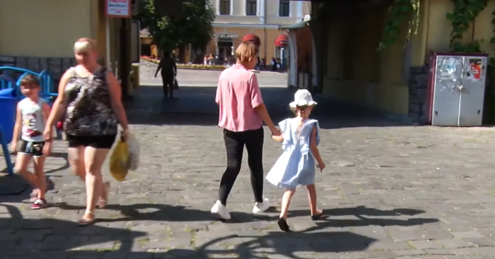 Журналісти експериментували в Мукачеві – "викрадали" дітей з дитячого майданчика
