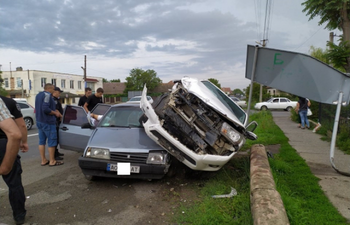 Ранкова ДТП в Ракошині: позашляховик "припаркувався" на жигуля (ФОТОФАКТ)