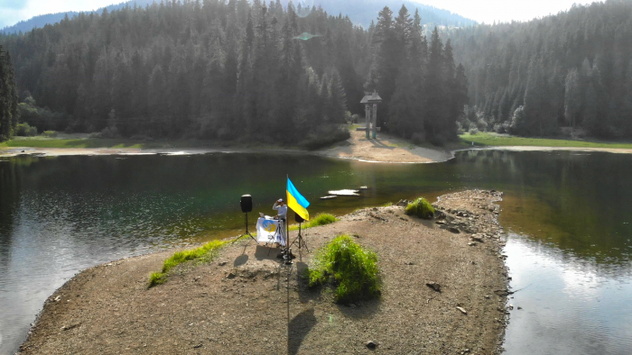 Український ді-джей виступив на озері Синевир, записавши мікс до дня Незалежності України