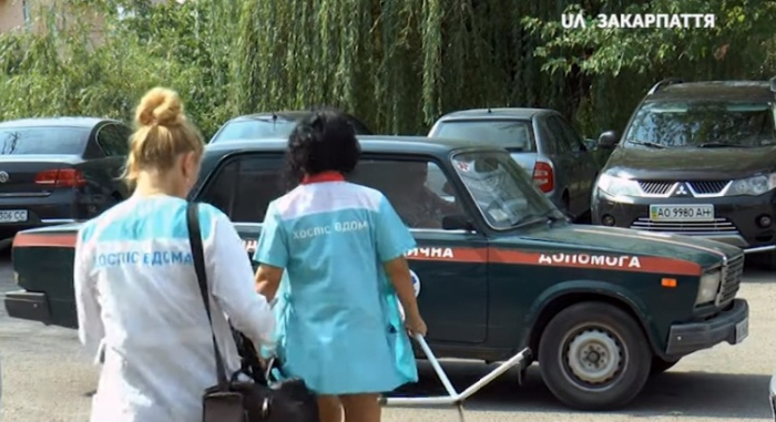 П’ятдесят пацієнтів із невиліковними хворобами відвідує виїзна паліативна бригада в Ужгороді