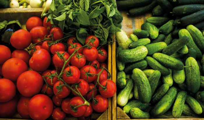 Сезонні примхи: ціни на огірки і помідори в Закарпатті не знижуються, хоч літо в розпалі