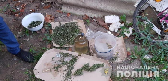 Поліція вилучила у мешканки Сваляви 100 грамів марихуани та люльку