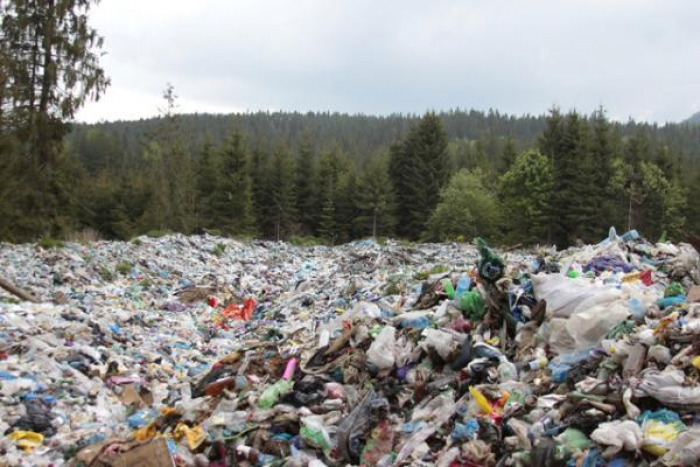 Сміттєвий колапс у гірських районах Закарпаття: селяни справляються зі сміттям, хто як може