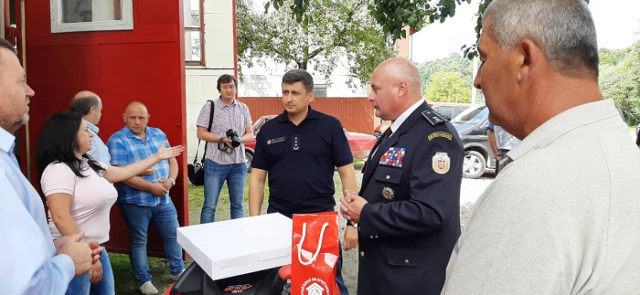 Чеські рятувальники подарували вогнеборцям місцевих громад плаваючі мотопомпи