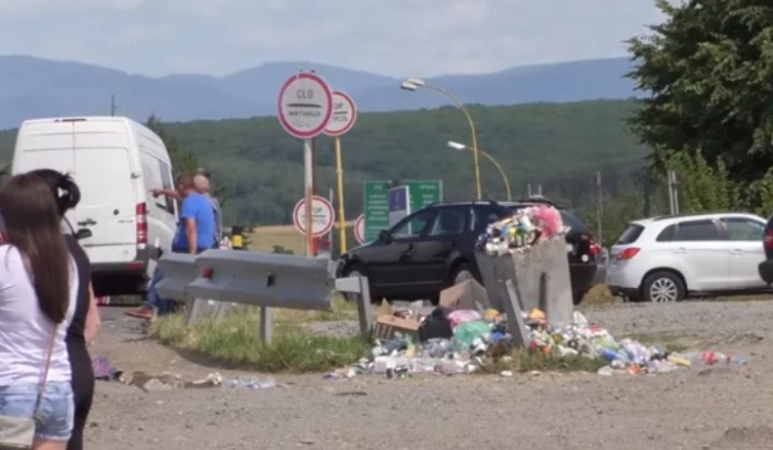 Купа сміття на КПП у бік України на Словацькому кордоні. Стало відомо, хто має прибирати!