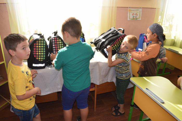 Діточки з шести ужгородських шкіл отримали свої перші портфелики