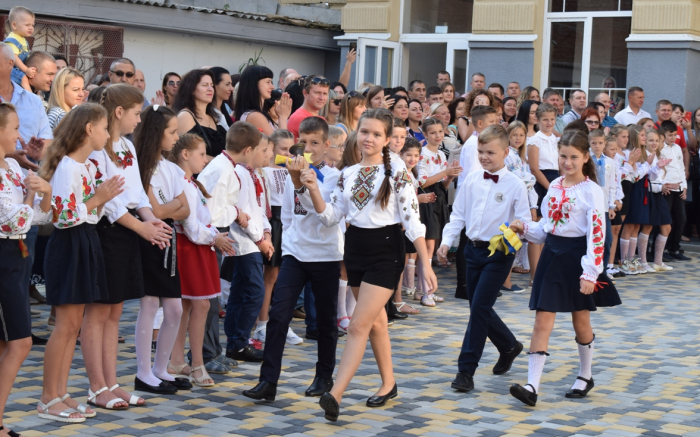 Час за парти: в школах Ужгорода провели свято Першого дзвоника! (ФОТОРЕПОРТАЖ)