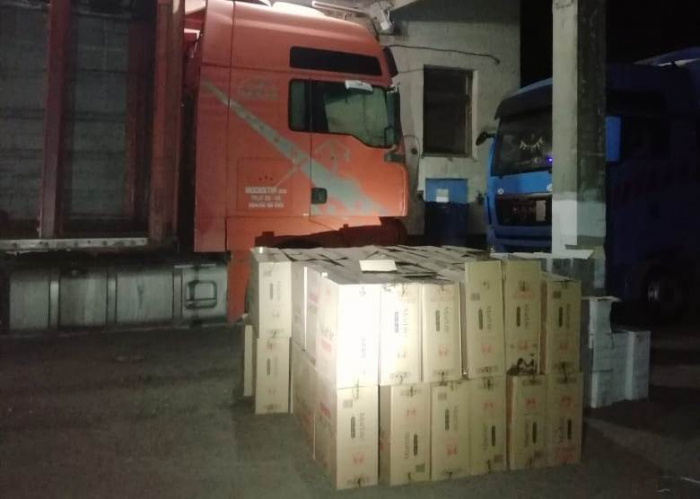 Закарпатські митники конфіскували від серба партію цигарок і вантажівку