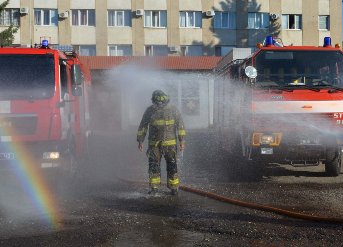Душ з пожежних стволів: закарпатські вогнеборці проводжали на пенсію колегу (ФОТО)
