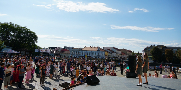 «Ужгород – місто щасливих дітей»! – учні виступили на Театральній площі з концертною програмою (ФОТО)