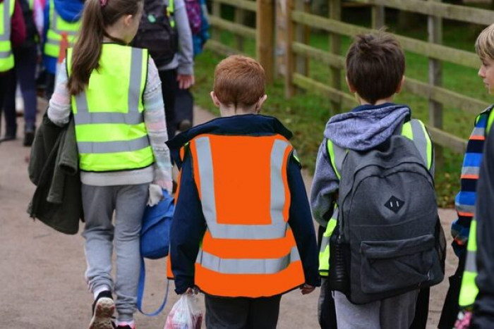 Задля безпеки на дорогах: з 1 вересня школярі на Закарпатті мають носити світловідбиваючі жилети