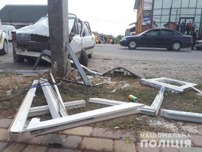Стало зле під час руху: у Виноградові після зіткнення з електроопорою загинув водій «Audi»